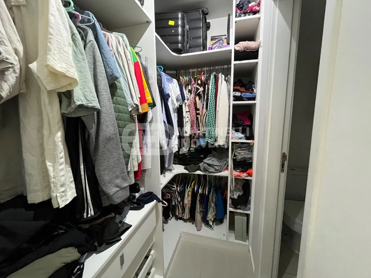 69 m² apartment with a walk-in closet and a washing machine — photo 10