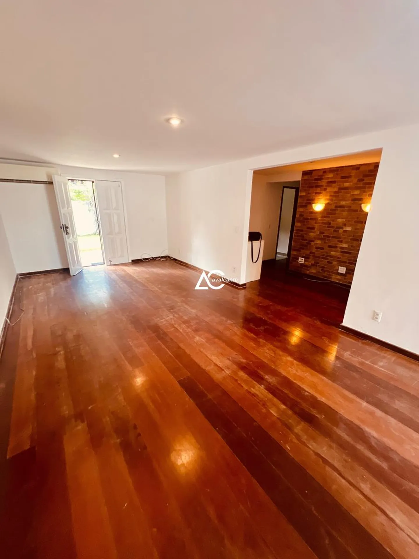 House with 5 bedrooms and 5 bathrooms plus a pool — photo 7