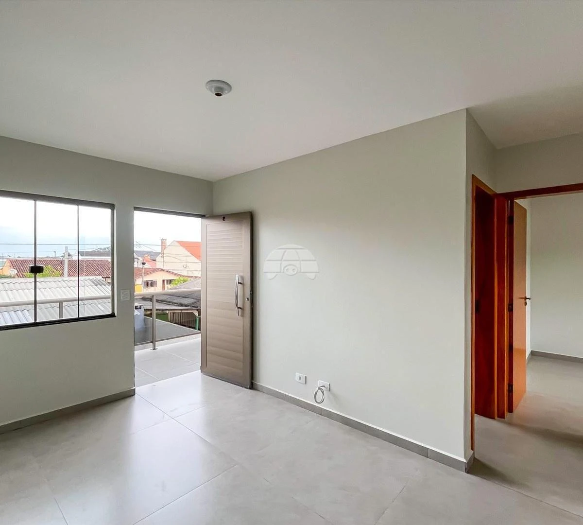 House with 2 bedrooms and a glassed-in balcony — photo 2
