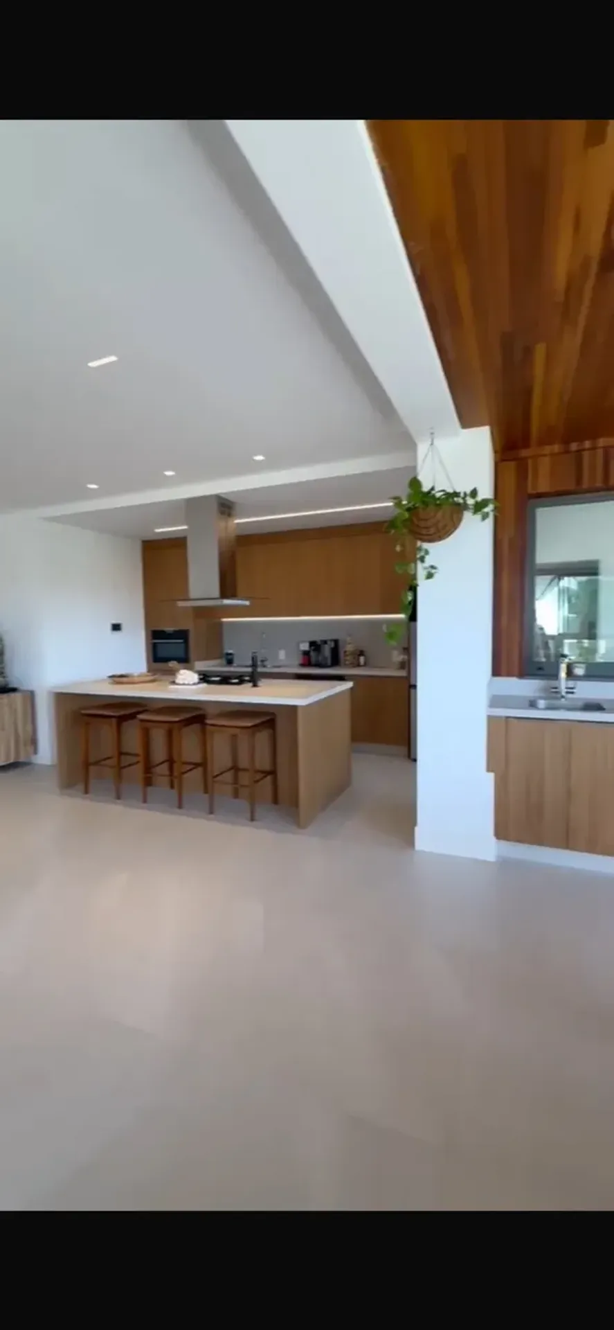 Apartamento sem mobília com 3 suítes e 260 m²