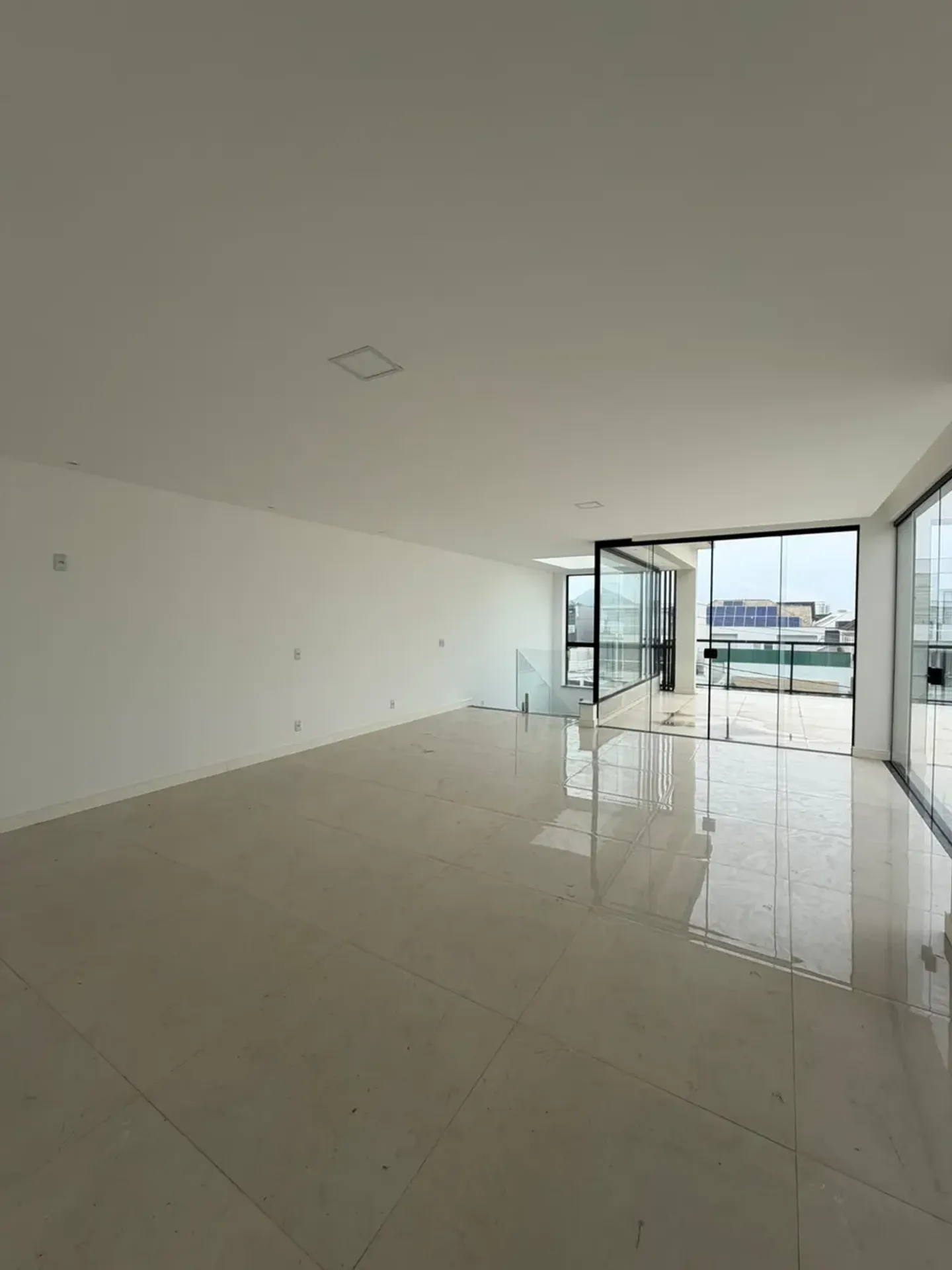 House, 370 m², with floor-to-ceiling windows — photo 34