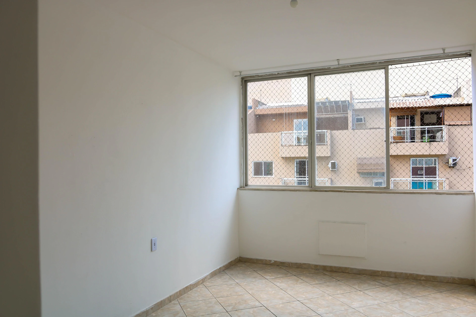 Apartment with 2 bedrooms and an enclosed glass balcony — photo 26