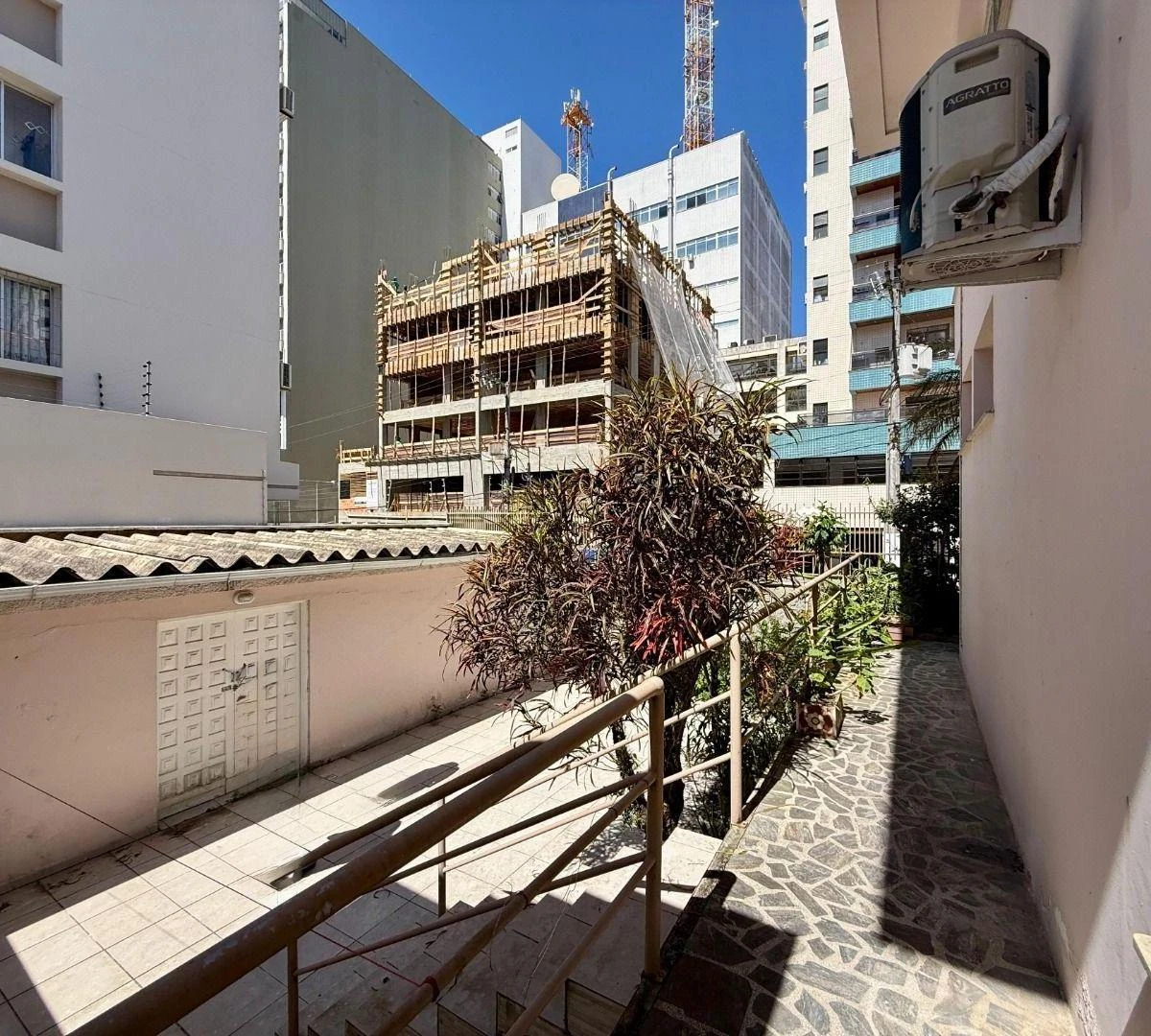 House, 286 m², with wood or laminate floors — photo 22