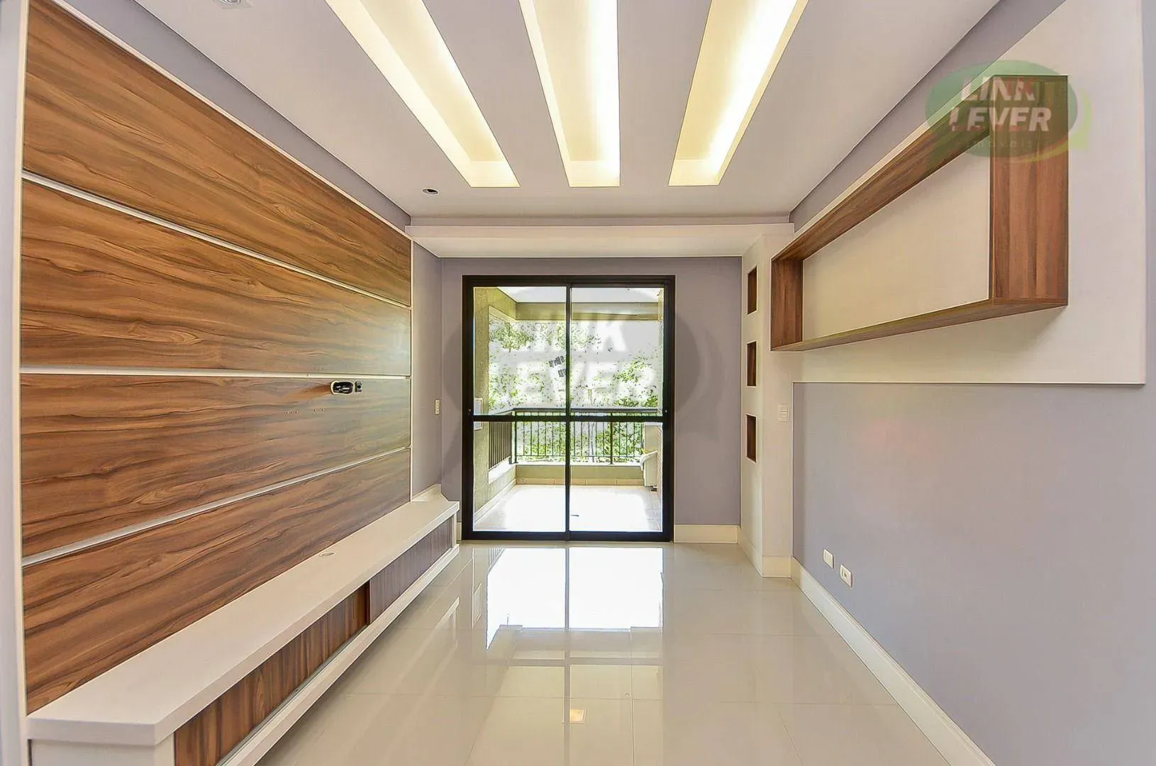 Balcony with a grill in a 3-bedroom apartment, 88 m²