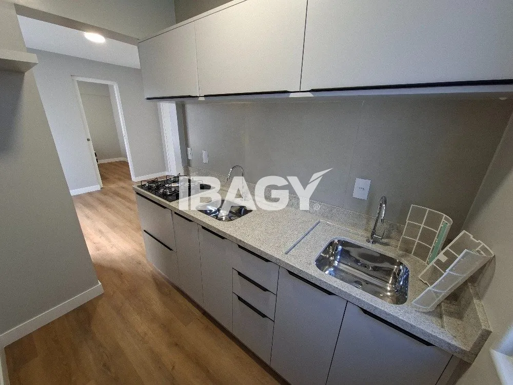 One-bedroom apartment with wood or laminate floors — photo 4