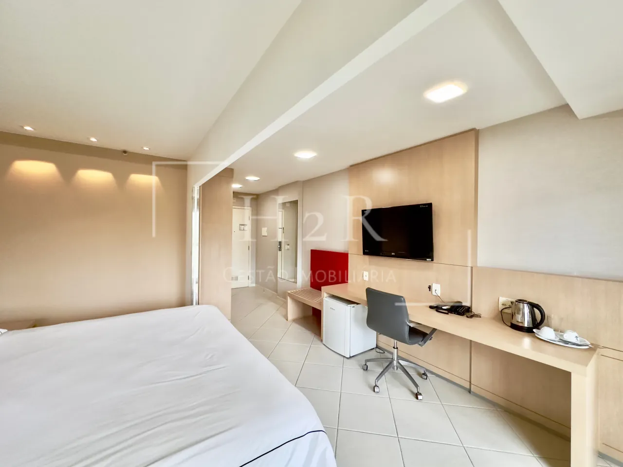 Unfurnished 1-bedroom apartment with glass shower — photo 6