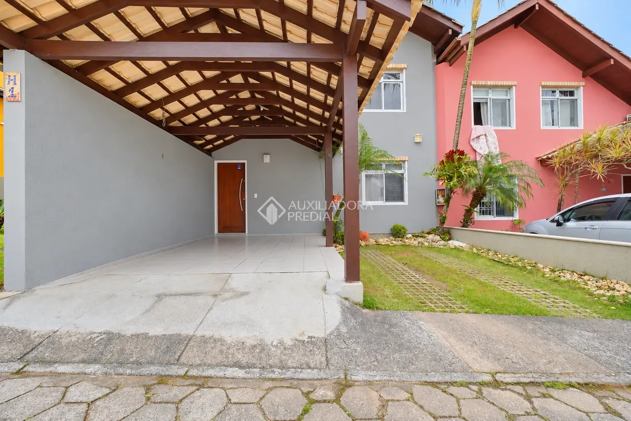 Walk-in closet in a 3-bedroom house, 140 m²
