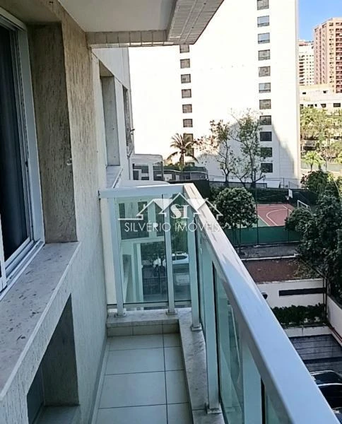 Glass-enclosed balcony in a 2-bedroom apartment, 64 m² — photo 9