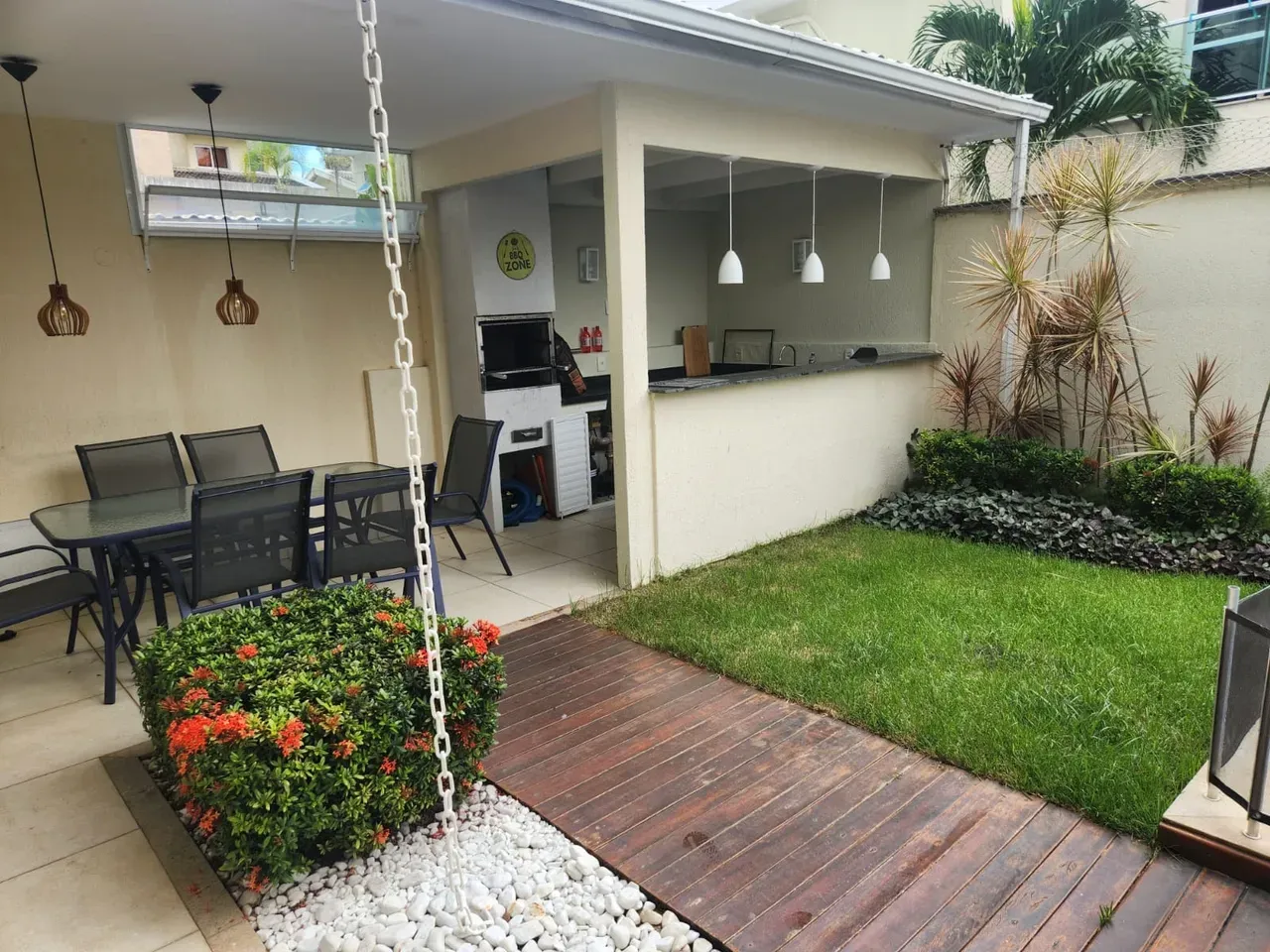 Balcony with a grill in a 5-bedroom house, 220 m² — photo 56