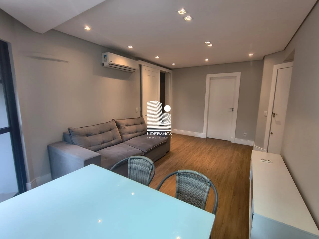 Apartamento com piso de madeira ou laminado, Centro — photo 24