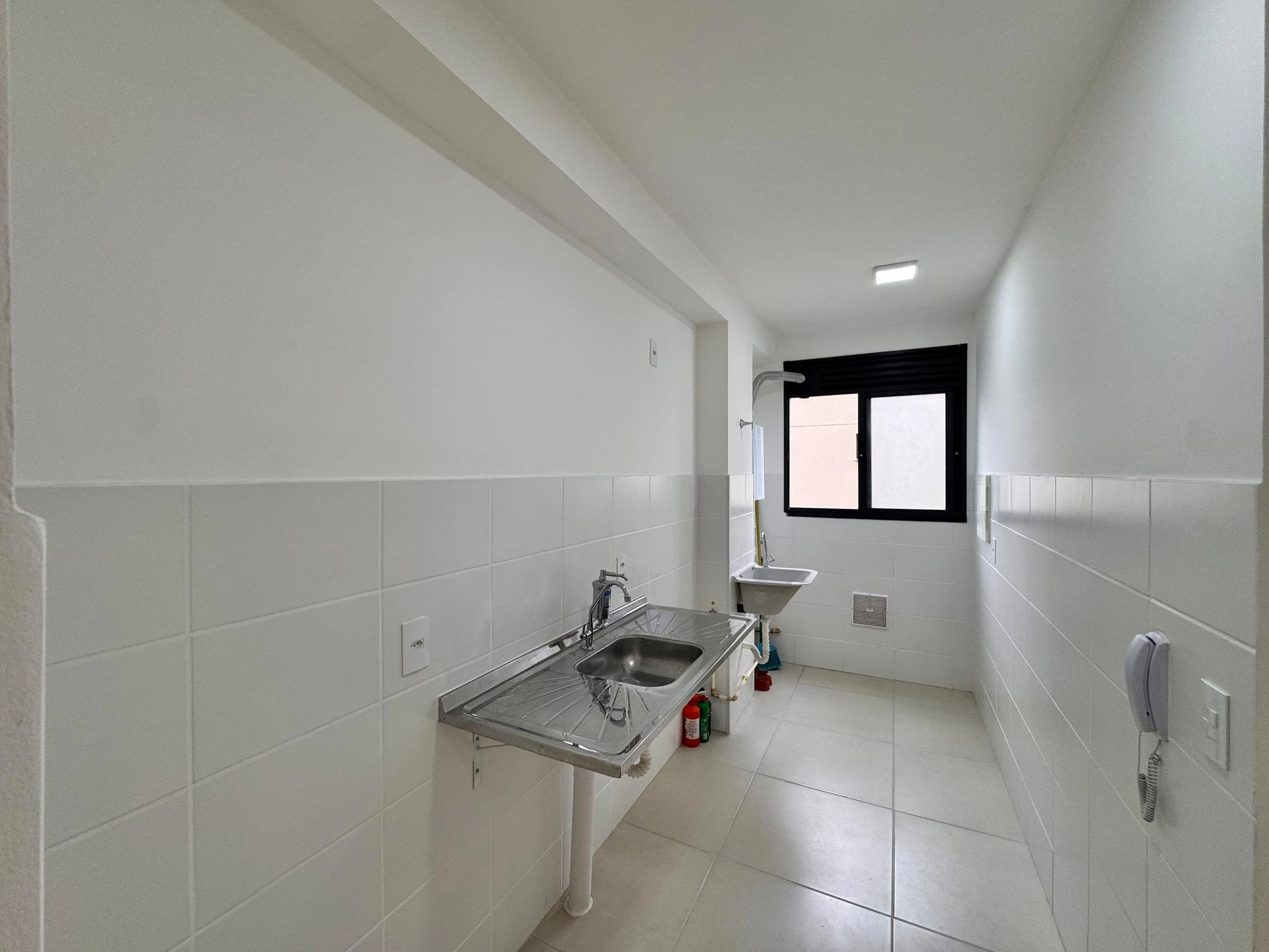 Apartamento sem mobília com 2 quartos e varanda — photo 11