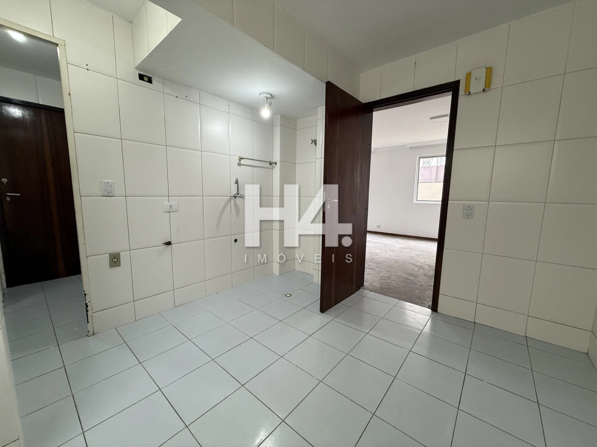 Квартира з 3 спальнями та дерев'яною підлогою або ламінатом — photo 2