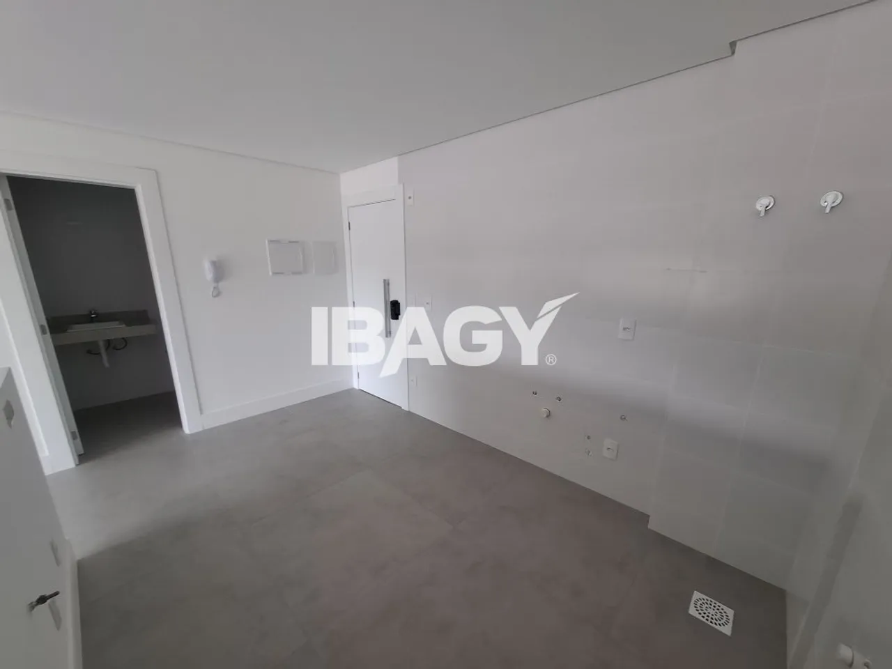 Studio with open-plan kitchen, 1 bedroom and 1 bathroom — photo 6