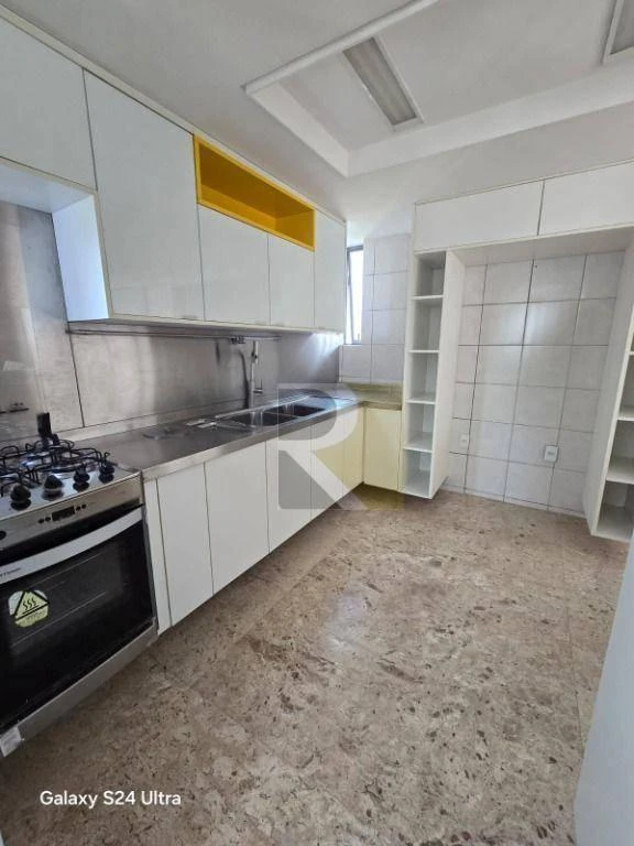 Furnished apartment, 250 m², with a glass-enclosed balcony — photo 12