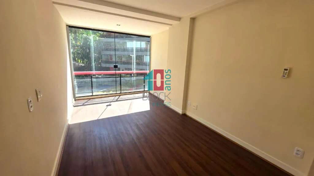 4-bedroom apartment with a glassed-in balcony — photo 14
