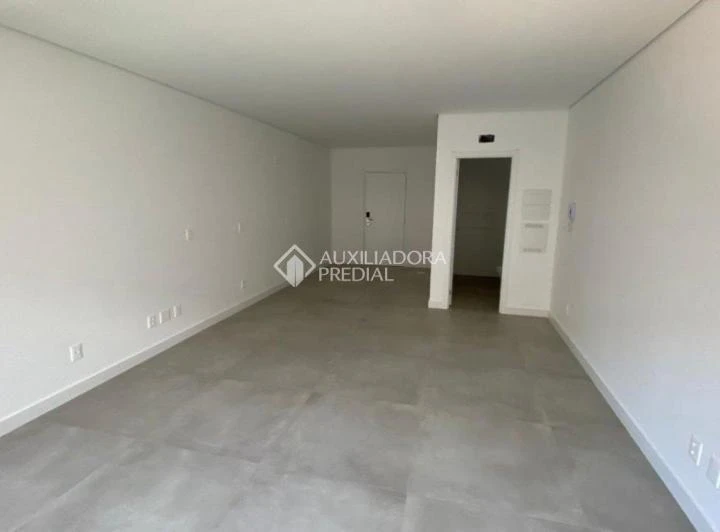 Квартира 75 м² з 1 спальнею та душем у склі