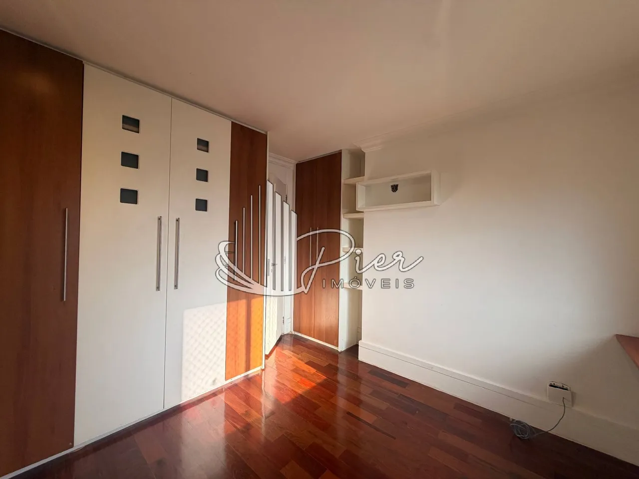 4-bedroom apartment with a glass-enclosed balcony — photo 2