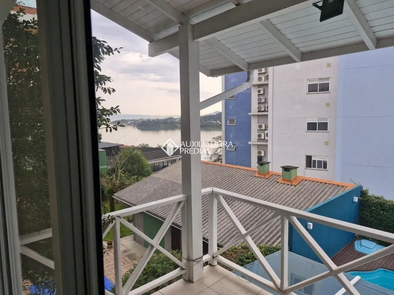 4-bedroom house with a fireplace in Florianópolis — photo 7