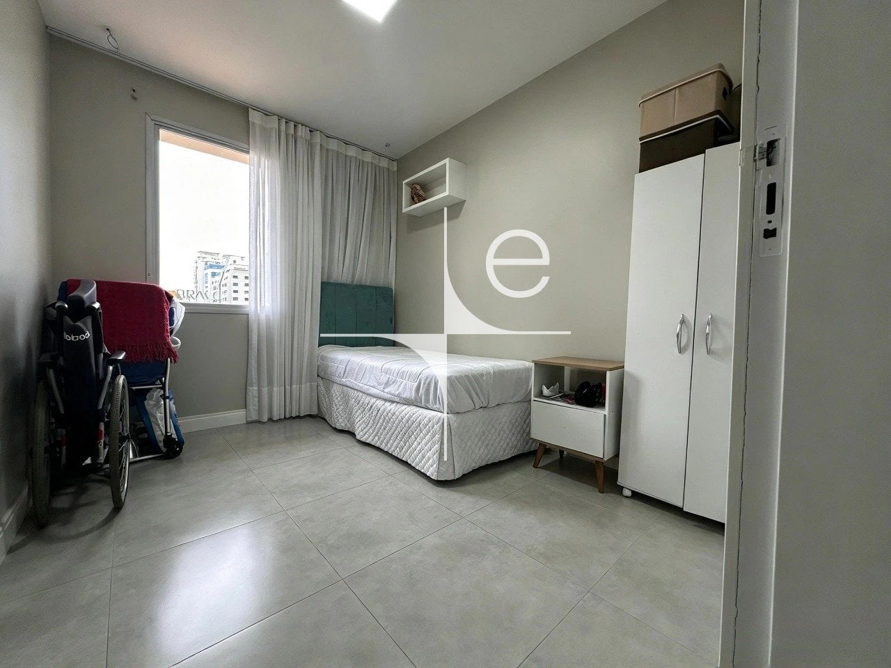 Furnished apartment, 184 m², with floor-to-ceiling windows — photo 16
