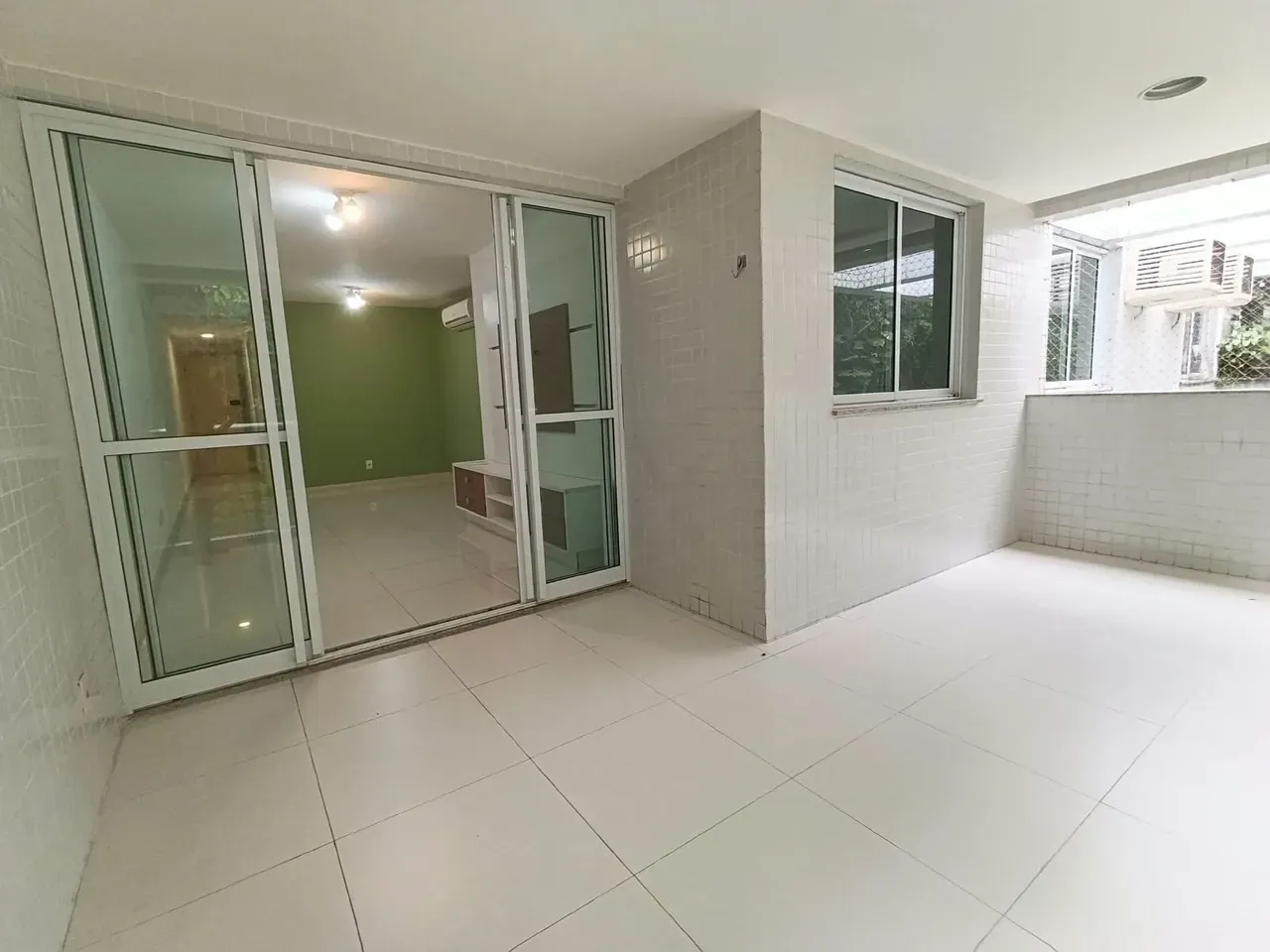 2-bedroom apartment in a building with a gym — photo 17