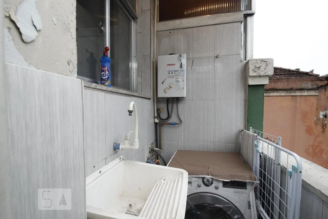 Furnished studio with 1 bedroom and glass shower enclosure — photo 28