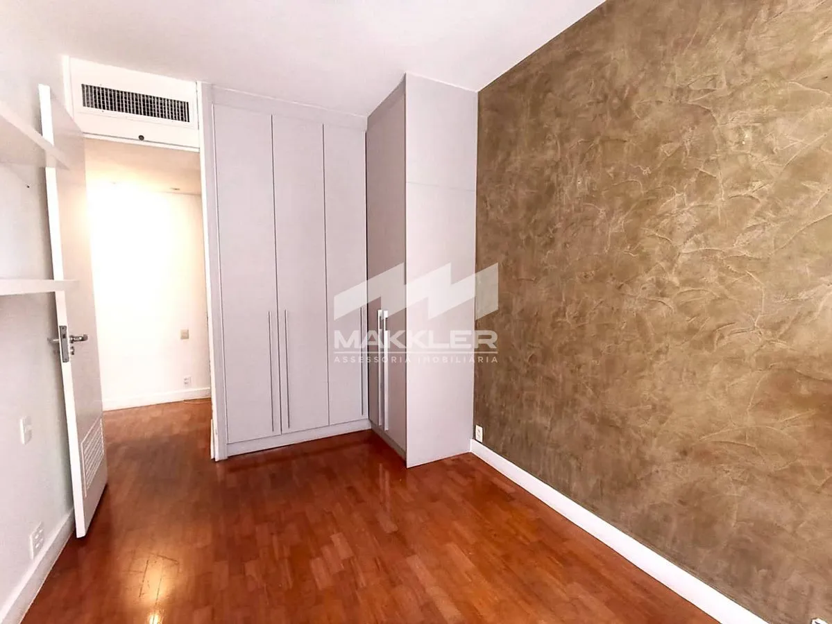 Apartment with 4 bedrooms and 4 bathrooms — photo 21