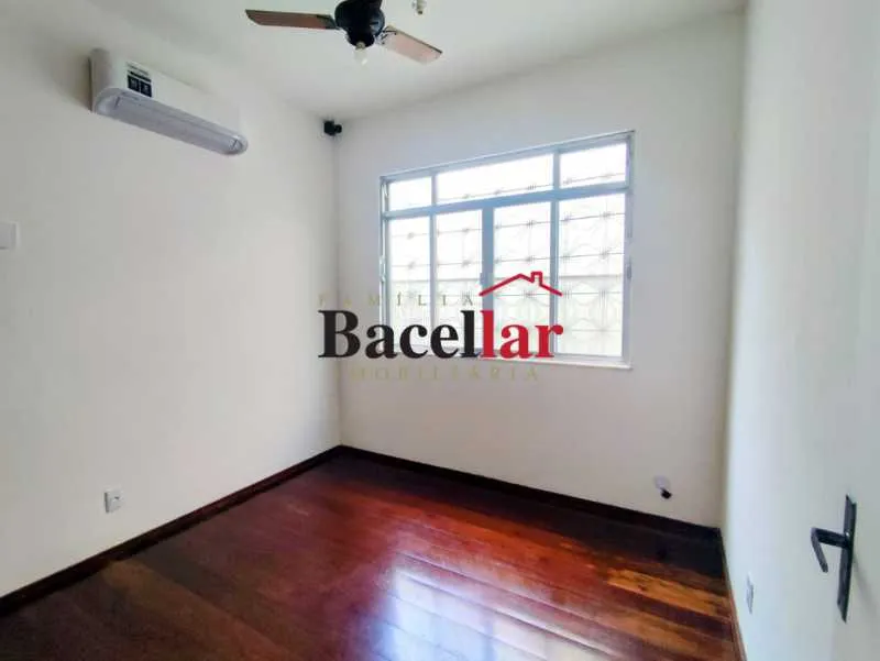 3-bedroom house with wood or laminate floors — photo 14
