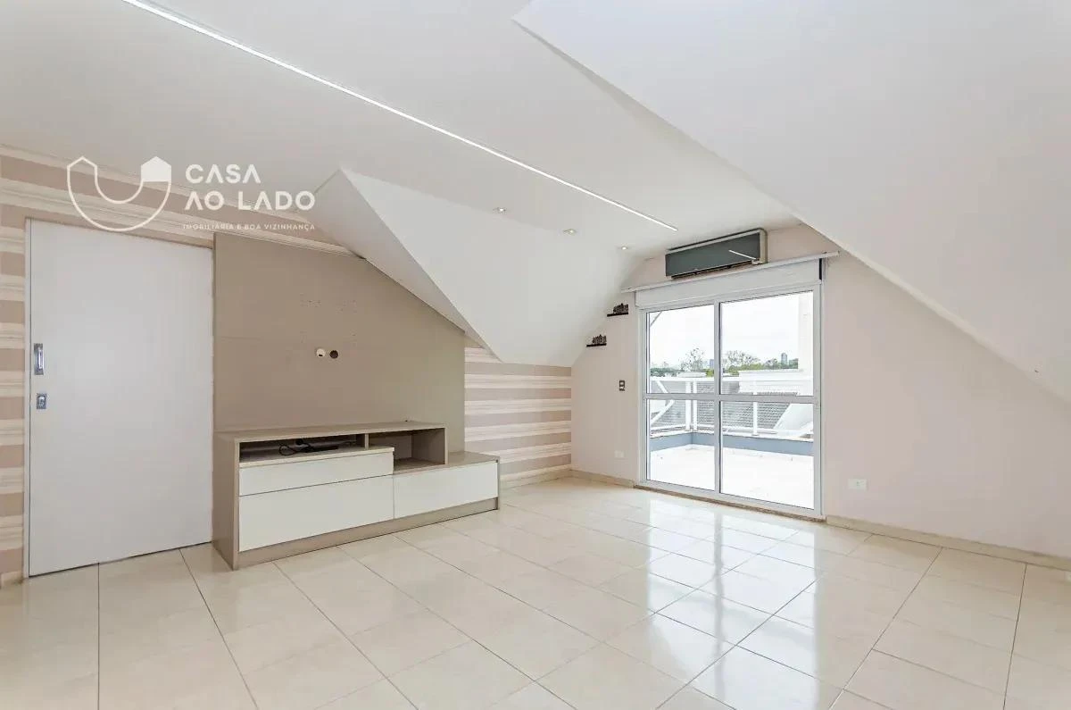 Balcony with a grill in a 3-bedroom house, 264 m² — photo 39