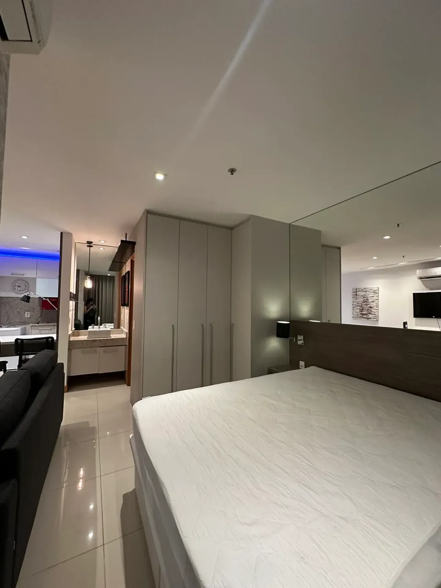 One-bedroom apartment with a mountain view — photo 13