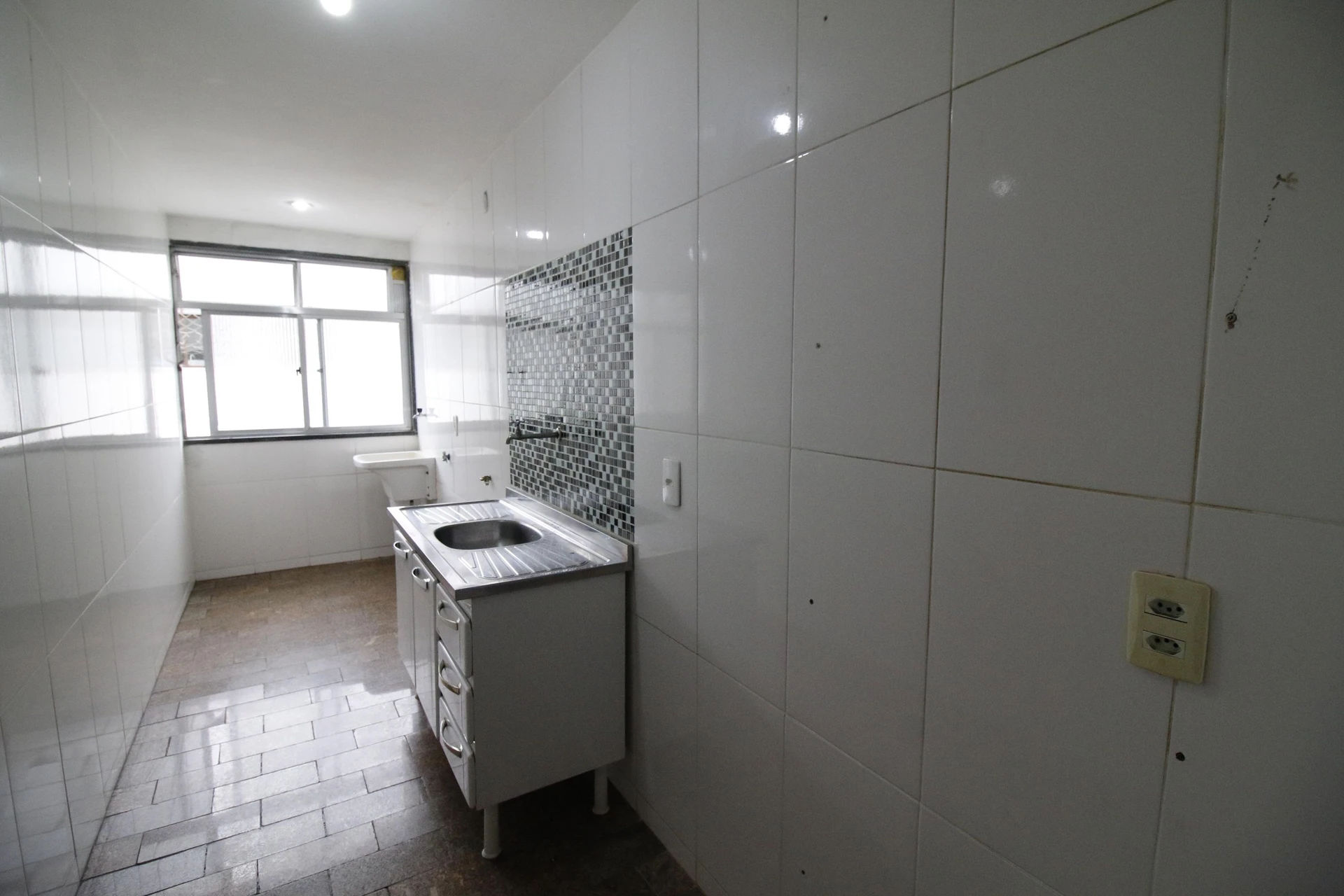 Balcony with a grill in a 3-bedroom apartment, 128 m² — photo 24