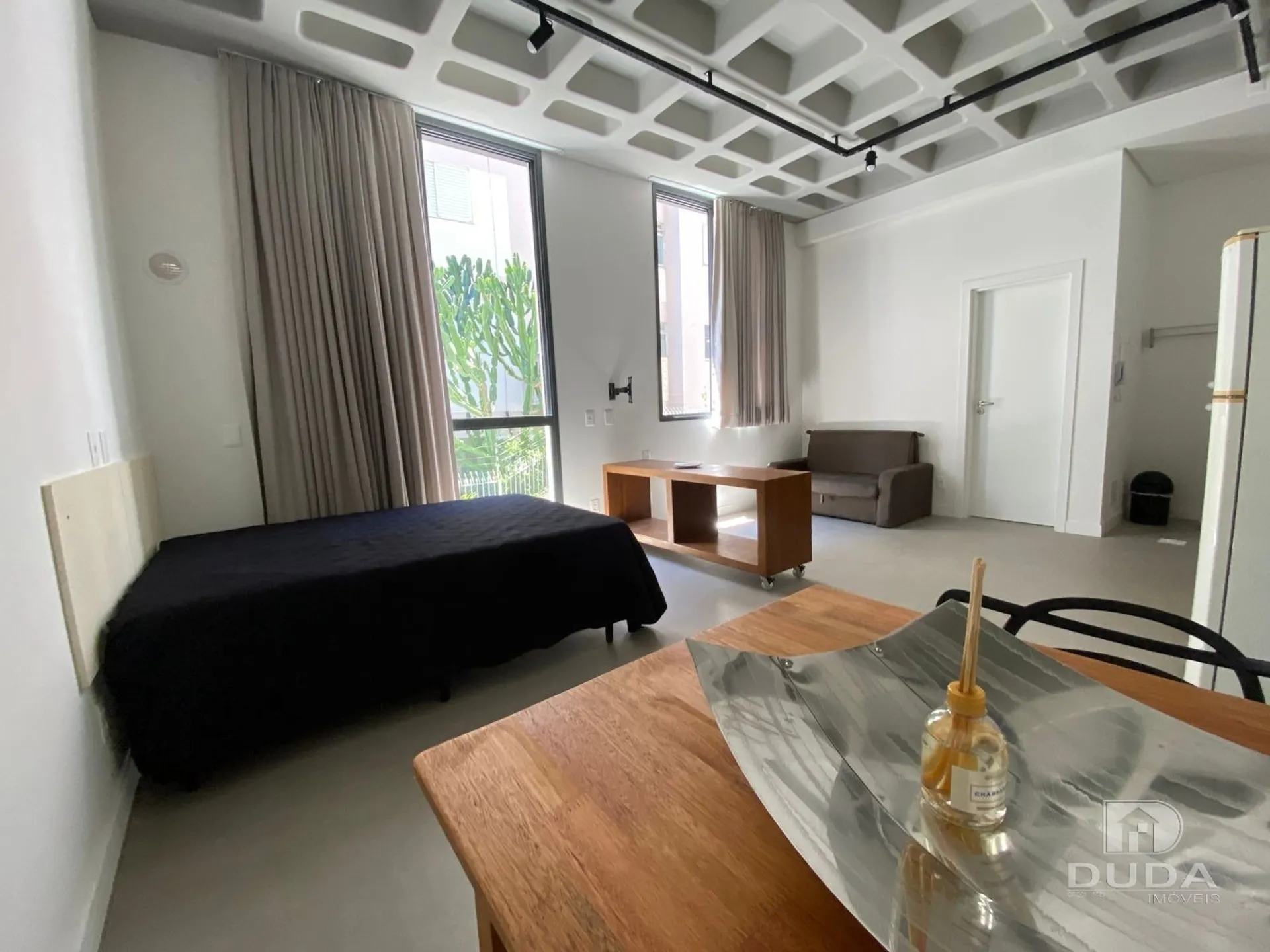 Furnished 1-bedroom apartment with open-plan kitchen — photo 2