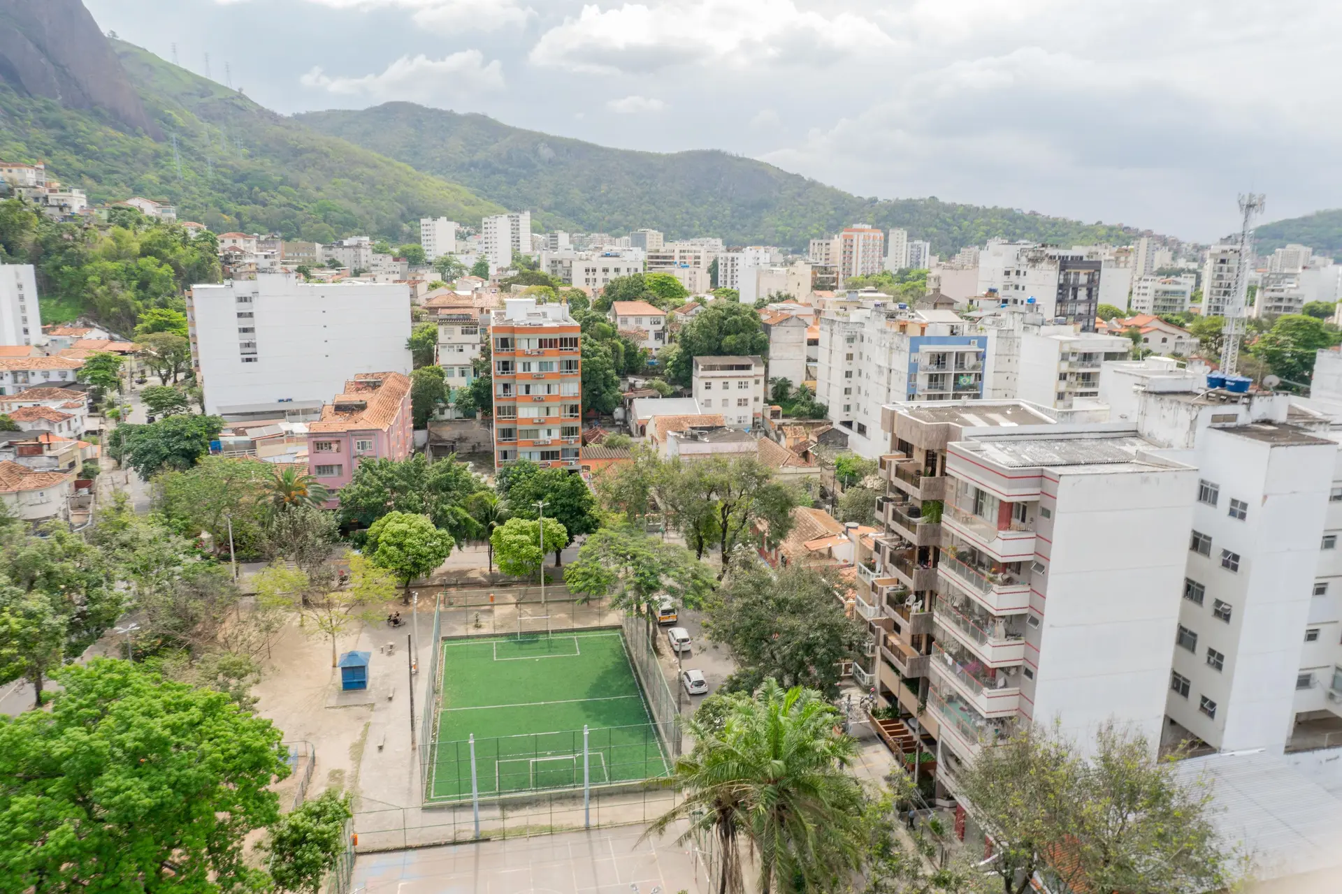 4-bedroom apartment with a mountain view in Rio de Janeiro — photo 10
