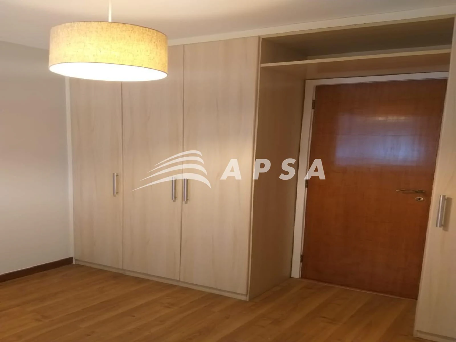 Furnished apartment, 99 m², with a glass-enclosed balcony — photo 3