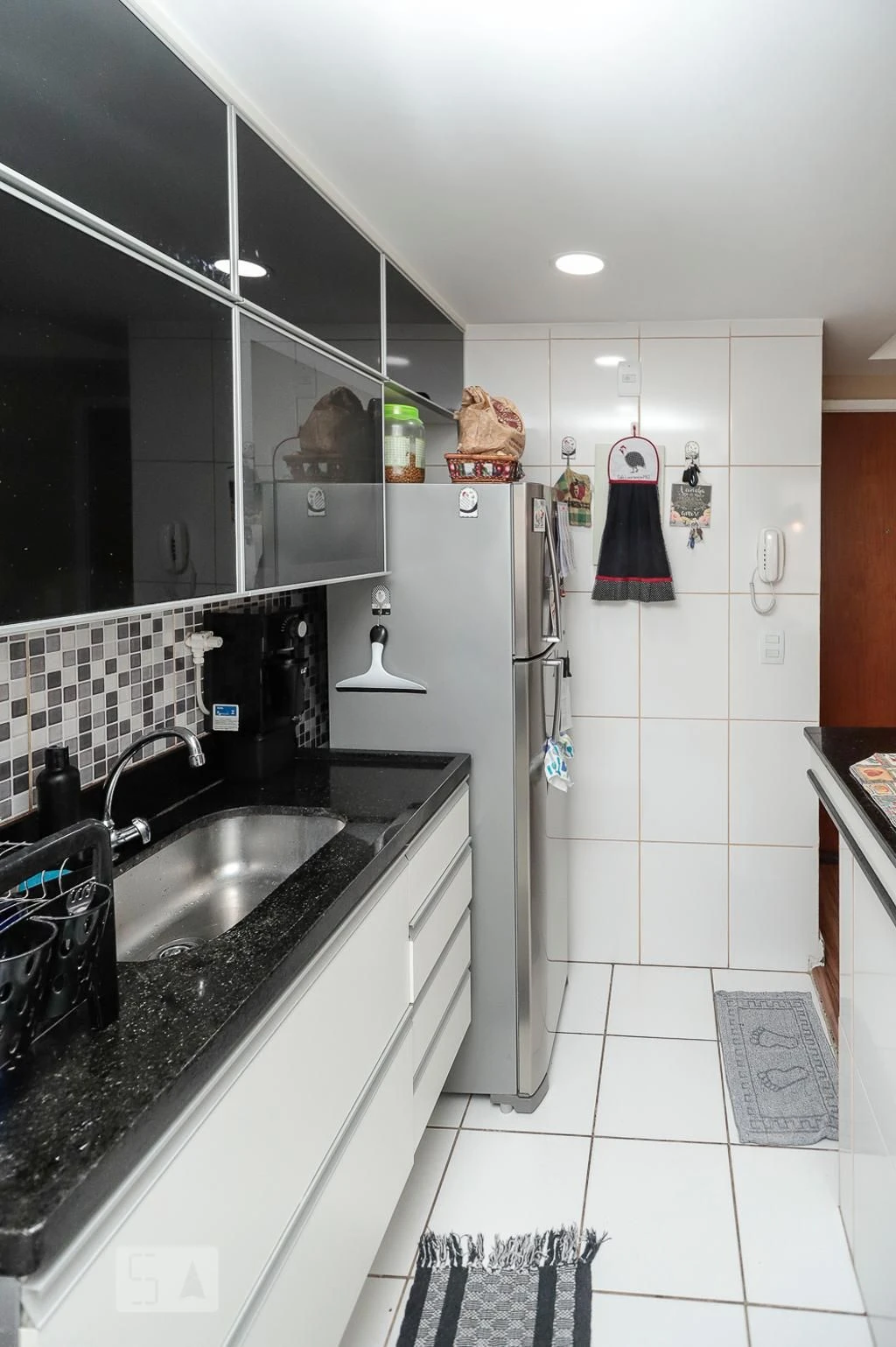 Furnished 2-bedroom apartment with balcony — photo 17