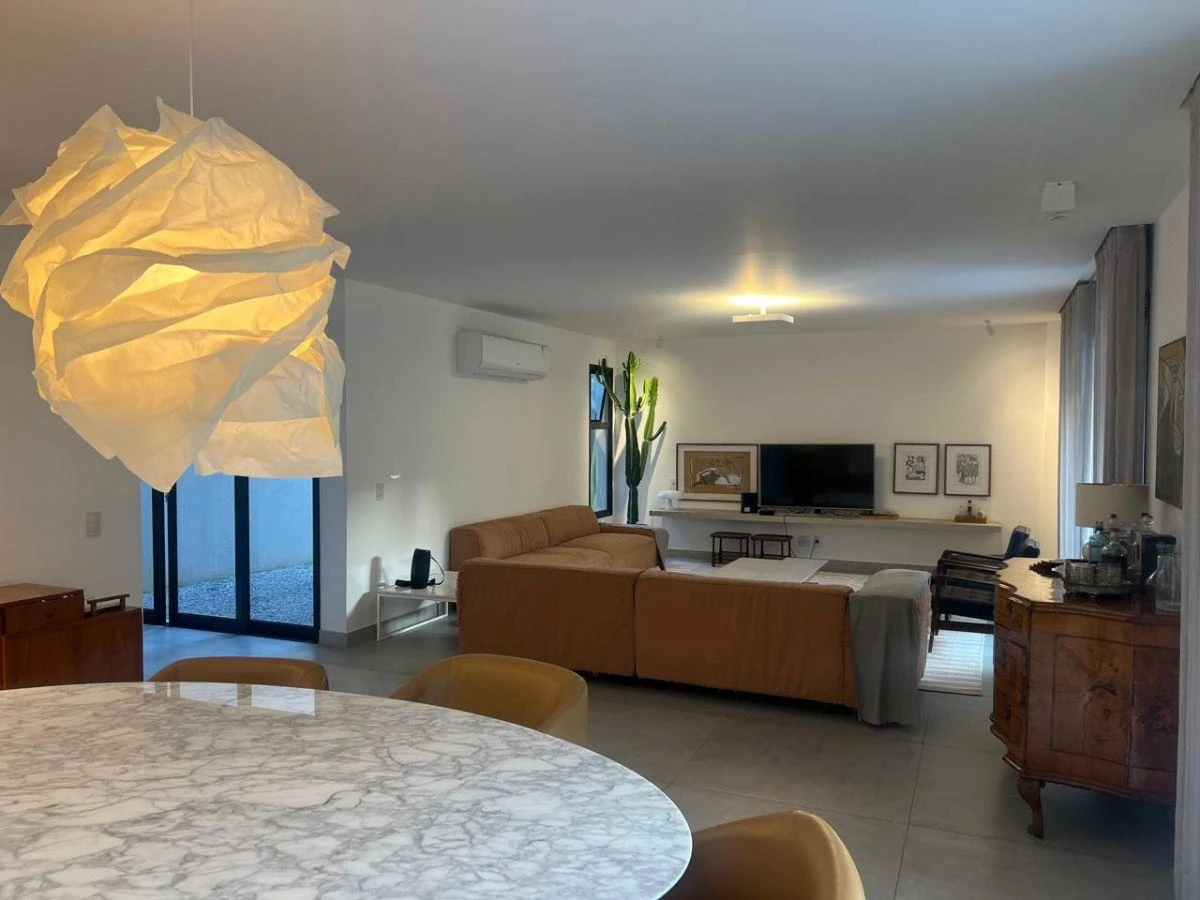 House with 4 en-suite bedrooms and 430 m² with 3 spots — photo 3