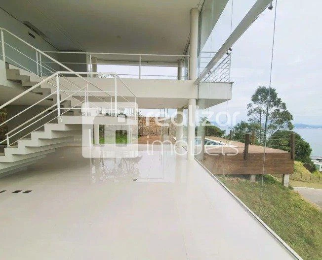Bañera y 3 dormitorios: casa de 718 m² — photo 5