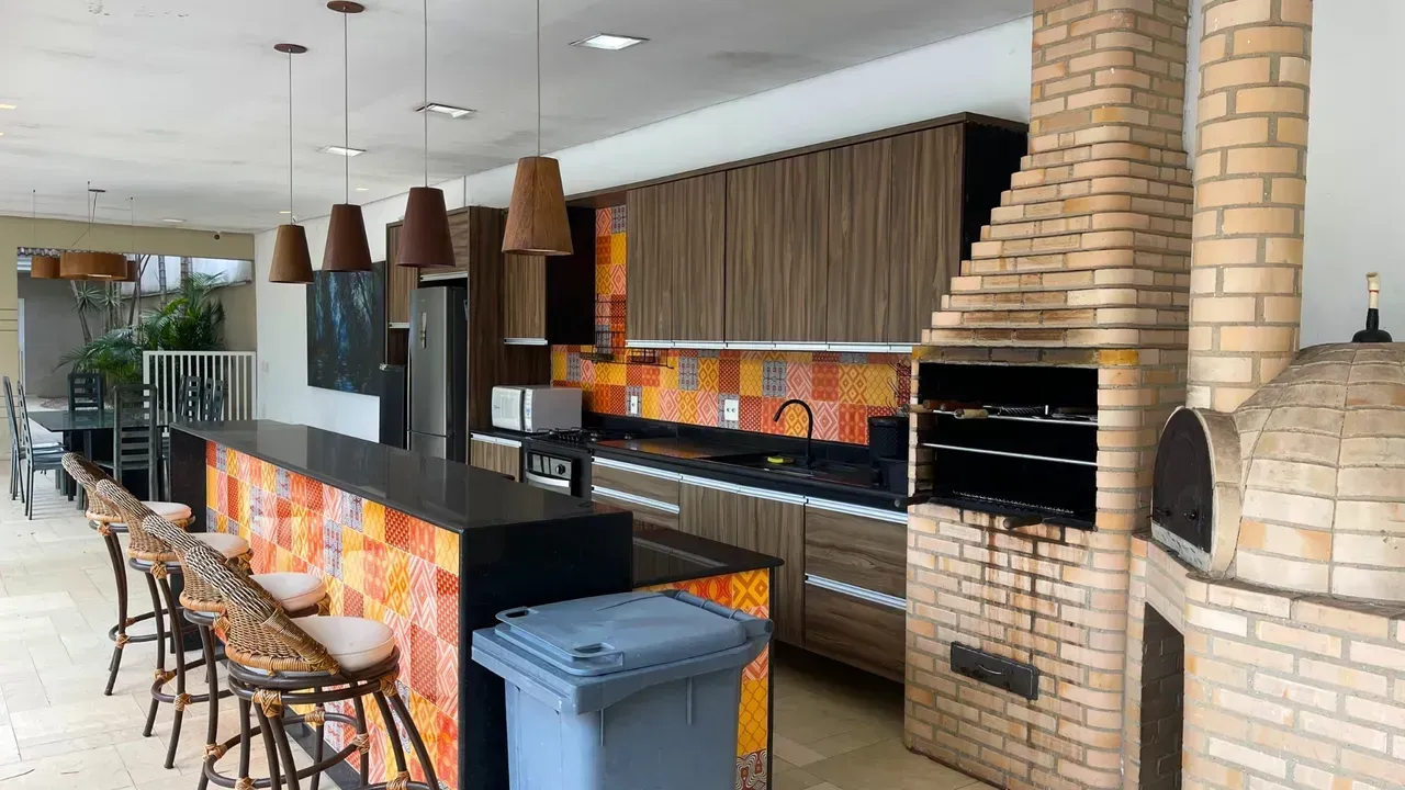 Furnished house with 4 bedrooms and an open-plan kitchen — photo 11