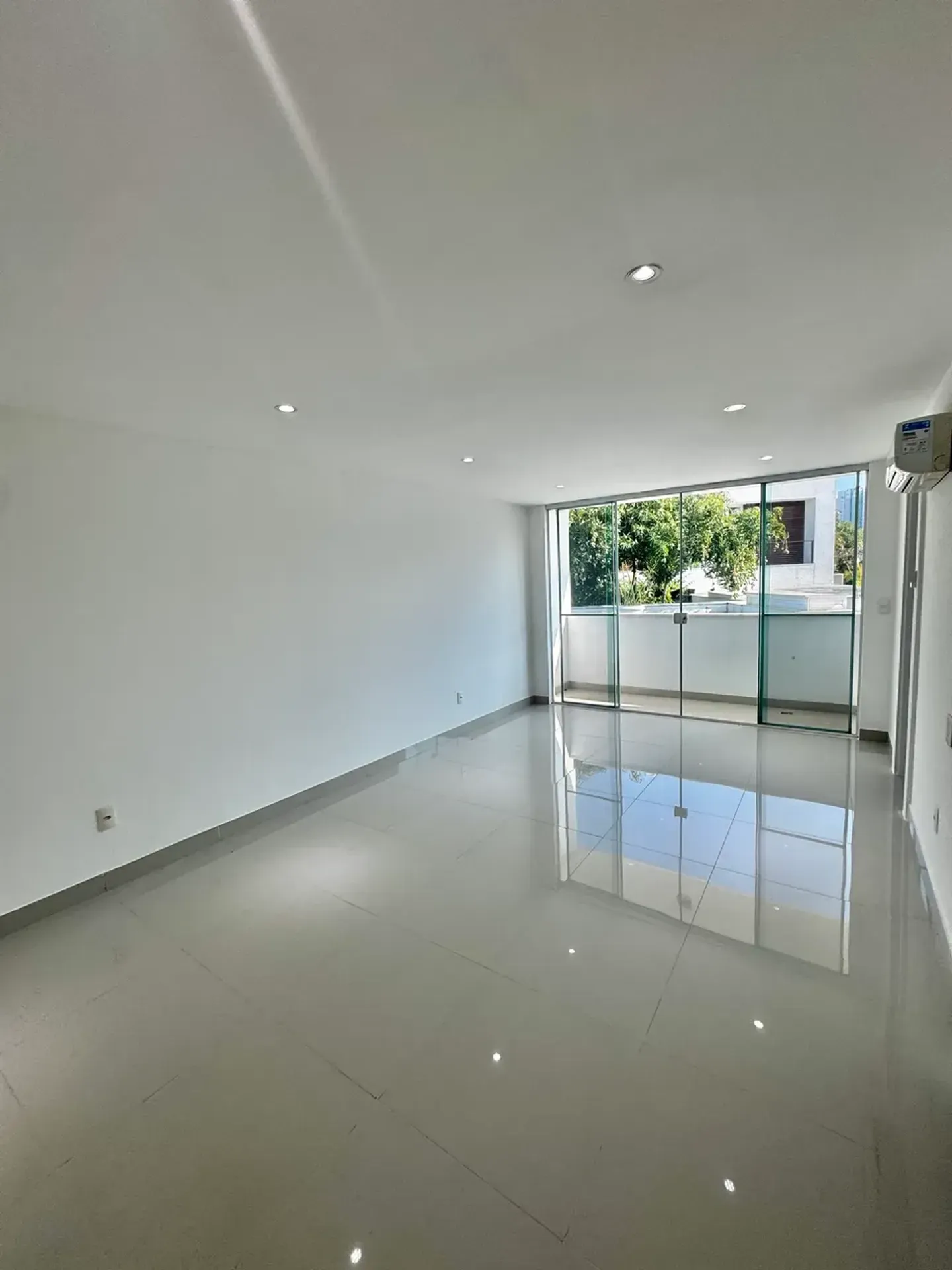 Unfurnished house with 5 bedrooms and 5 bathrooms — photo 25