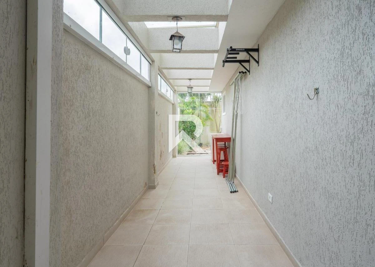 250 m² house with a walk-in closet and a bathtub — photo 42