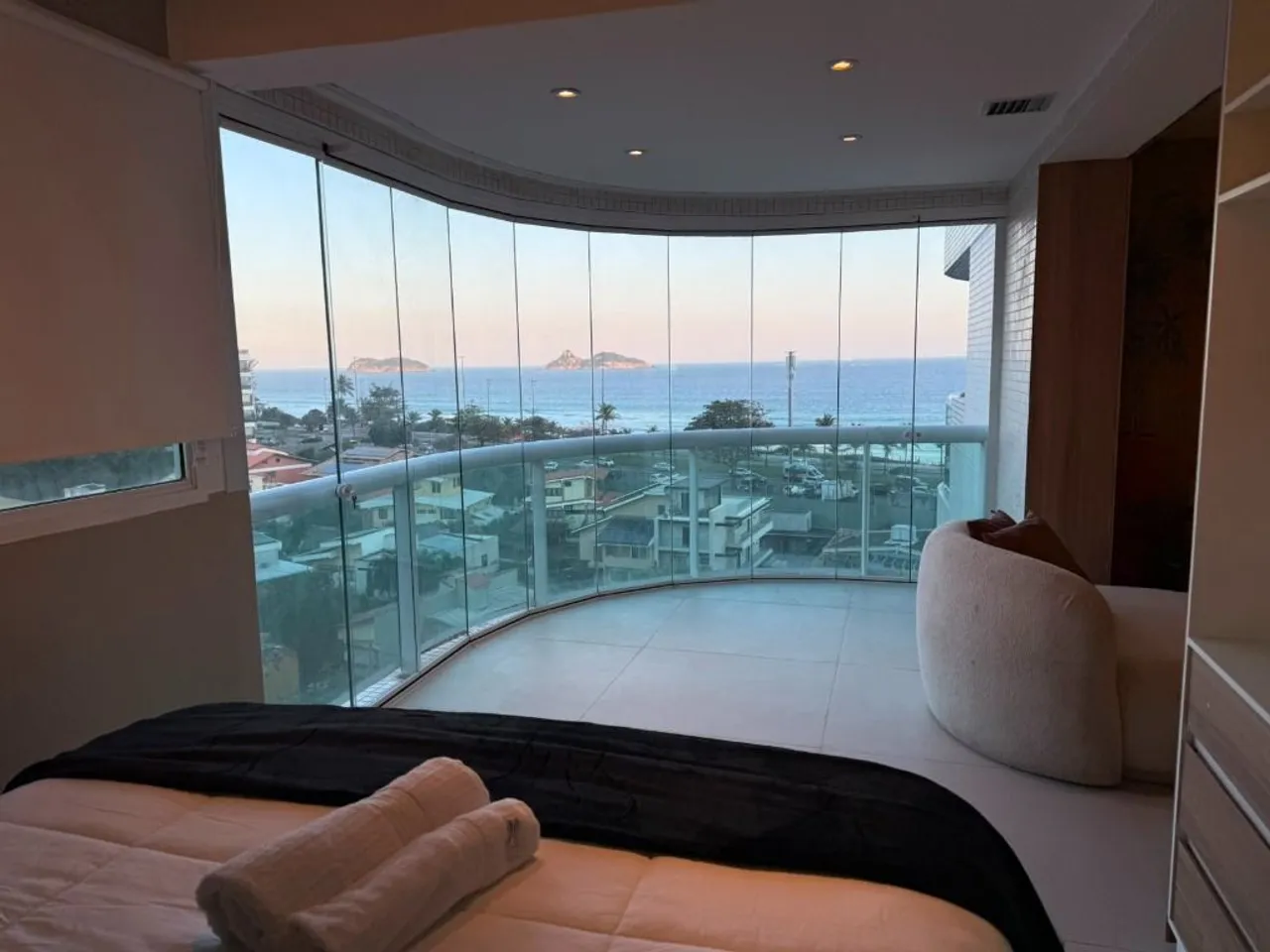 Furnished 1-bedroom apartment with enclosed balcony — photo 3