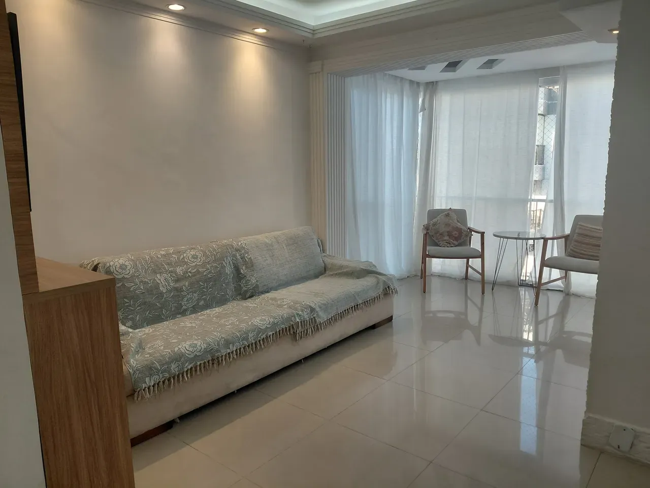 Furnished 3-bedroom apartment with glass balcony — photo 3