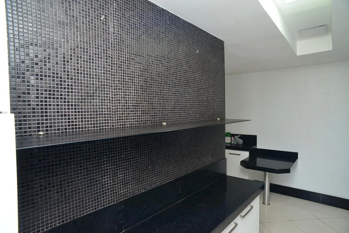 3-bedroom apartment in a building with a gym — photo 25