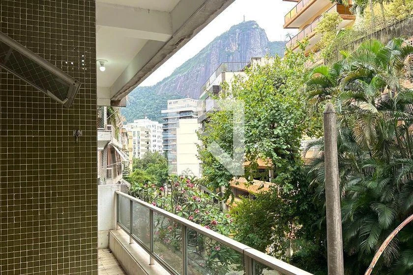 Glass-enclosed balcony in a 4-bedroom apartment, 113 m² — photo 6