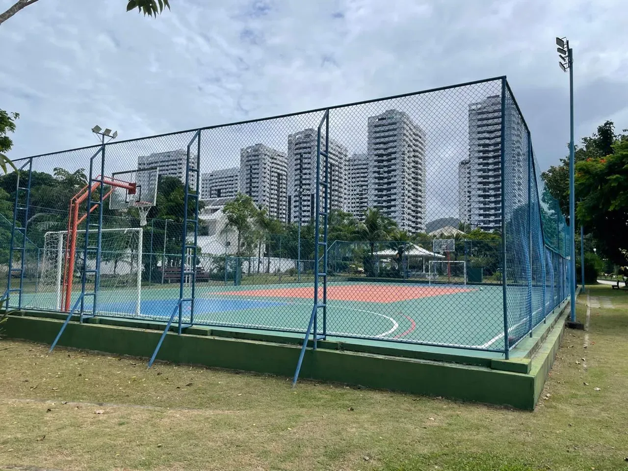 4 quartos e banheira: casa de 650 m² — photo 66