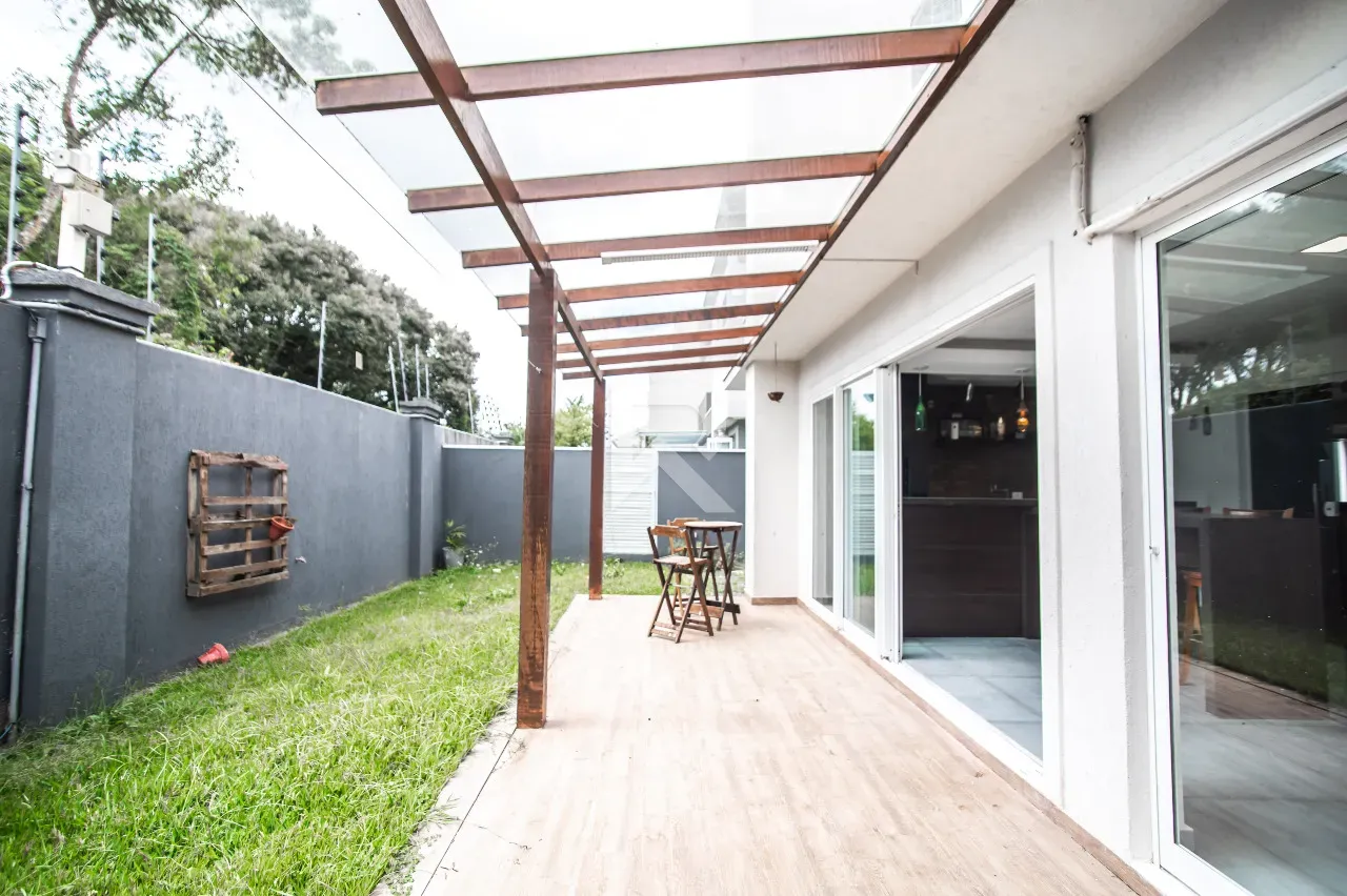 Furnished house with 4 bedrooms and 302 m² and a garden — photo 16