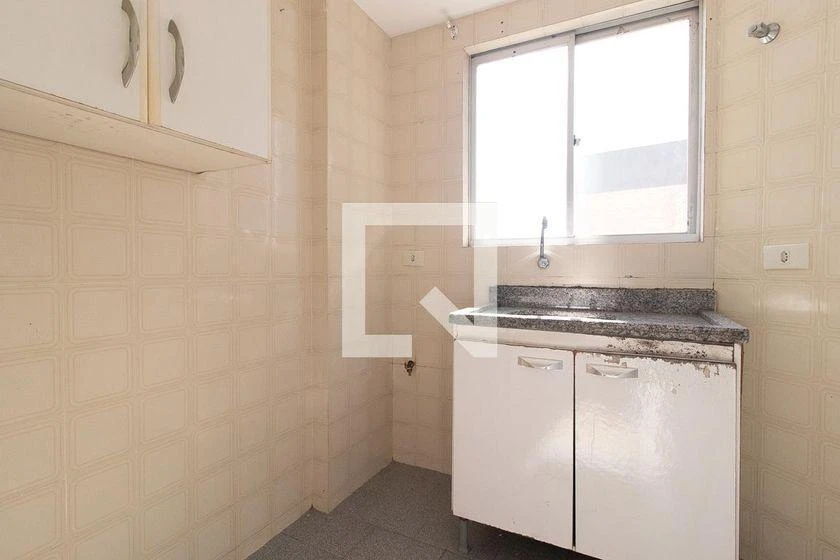 One-bedroom apartment with wood or laminate floors — photo 2