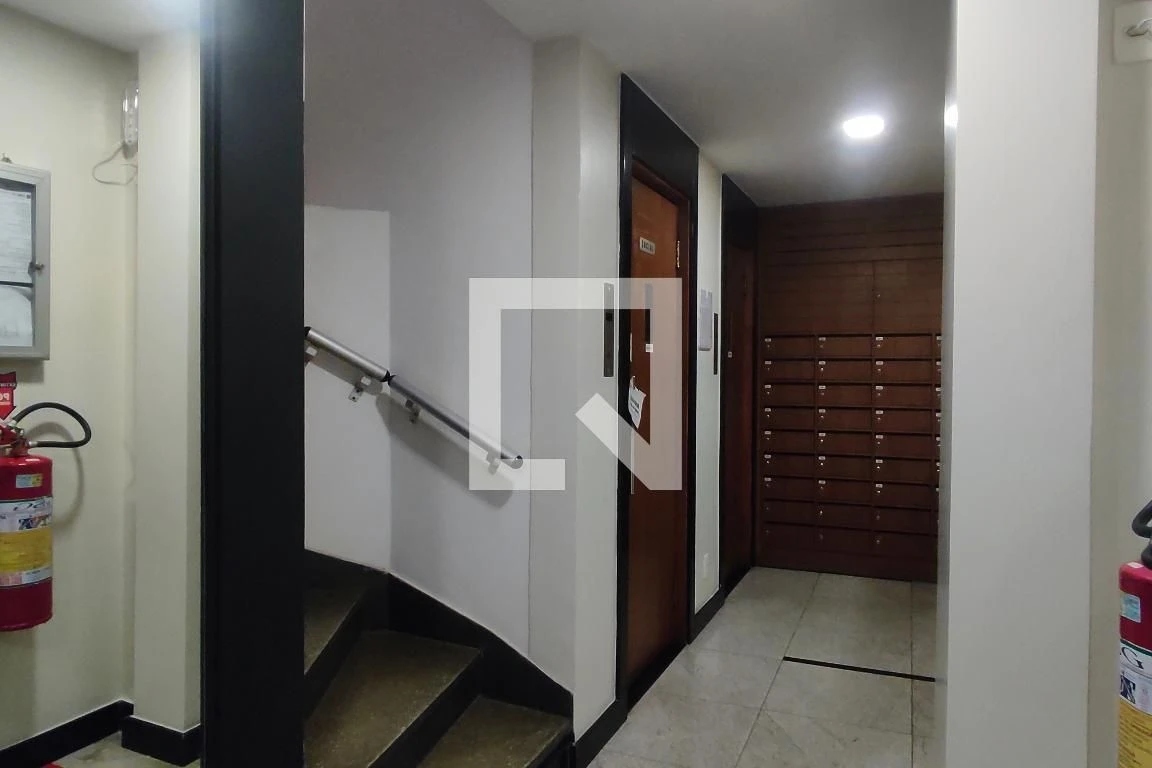 Unfurnished 1-bedroom apartment with a separate kitchen — photo 2