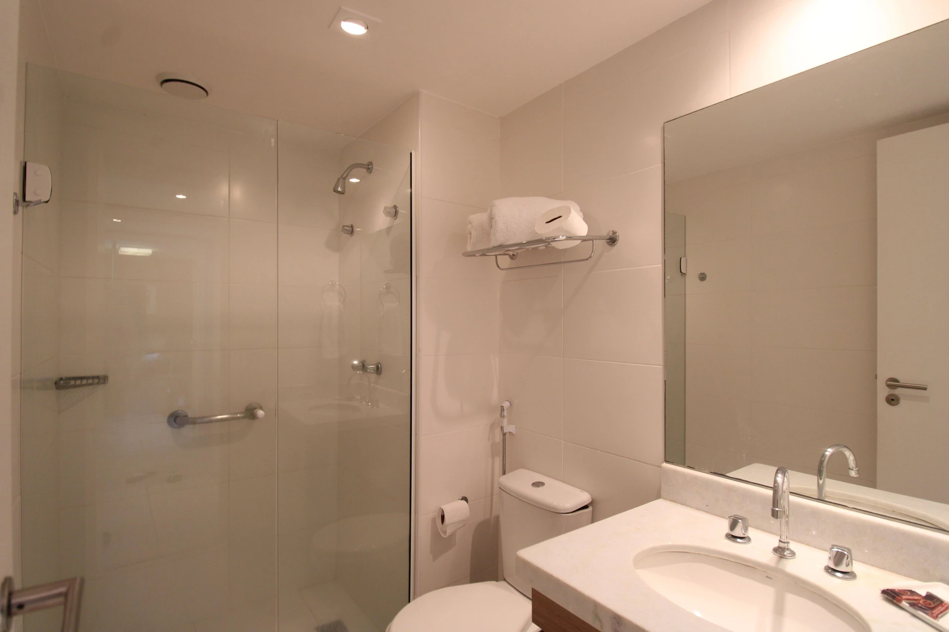 Furnished studio with 1 bedroom and open-plan kitchen — photo 15