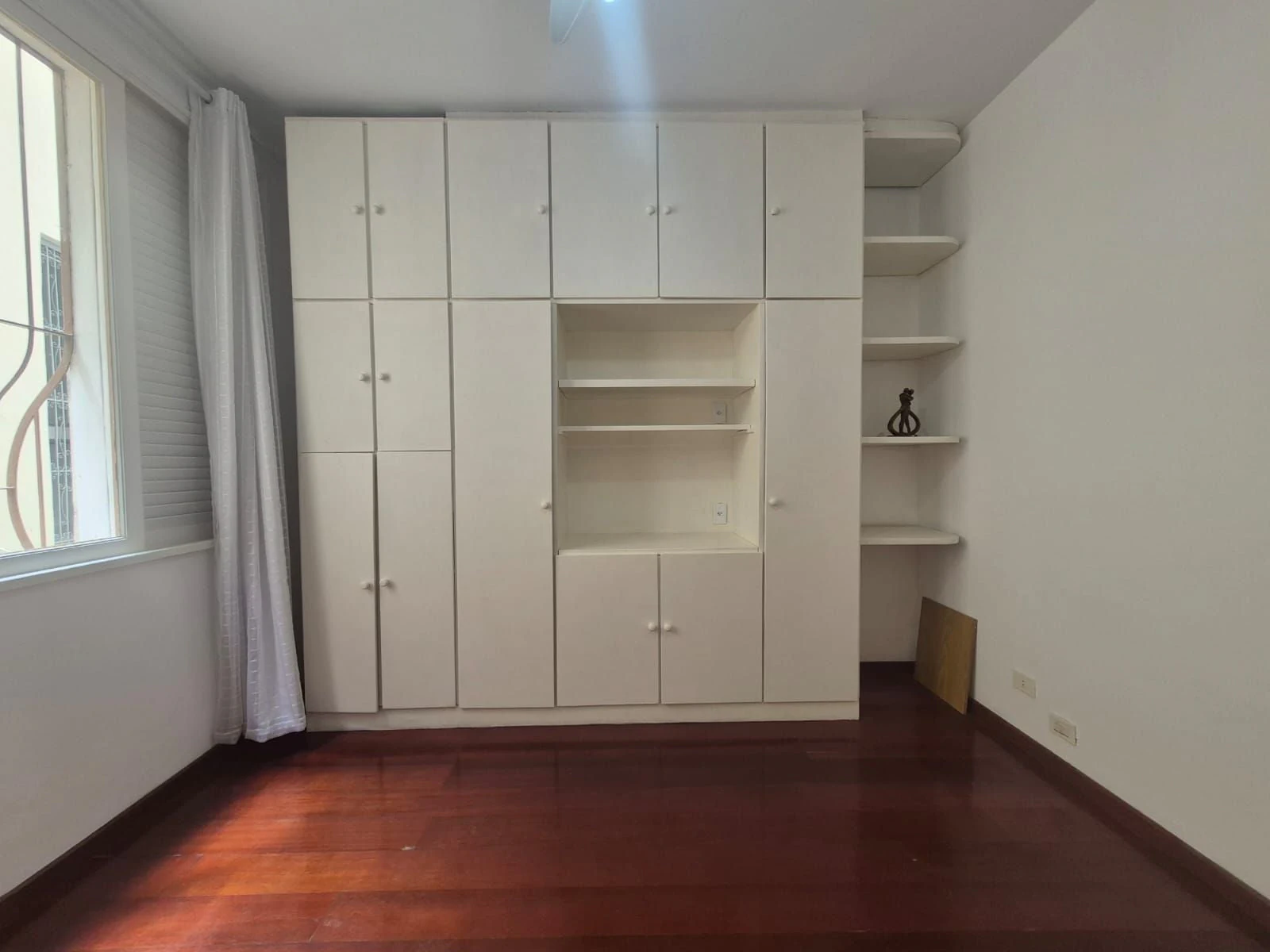 Wood or laminate floors in a 3-bedroom apartment, 100 m² — photo 9