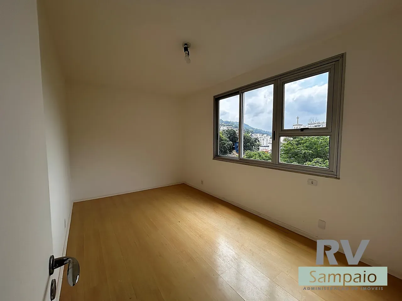 One-bedroom apartment with a mountain view in Rio de Janeiro — photo 3
